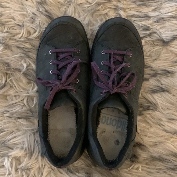 Aravon orthopedic waterproof sneakers—like new condition! - Picture 2 of 4